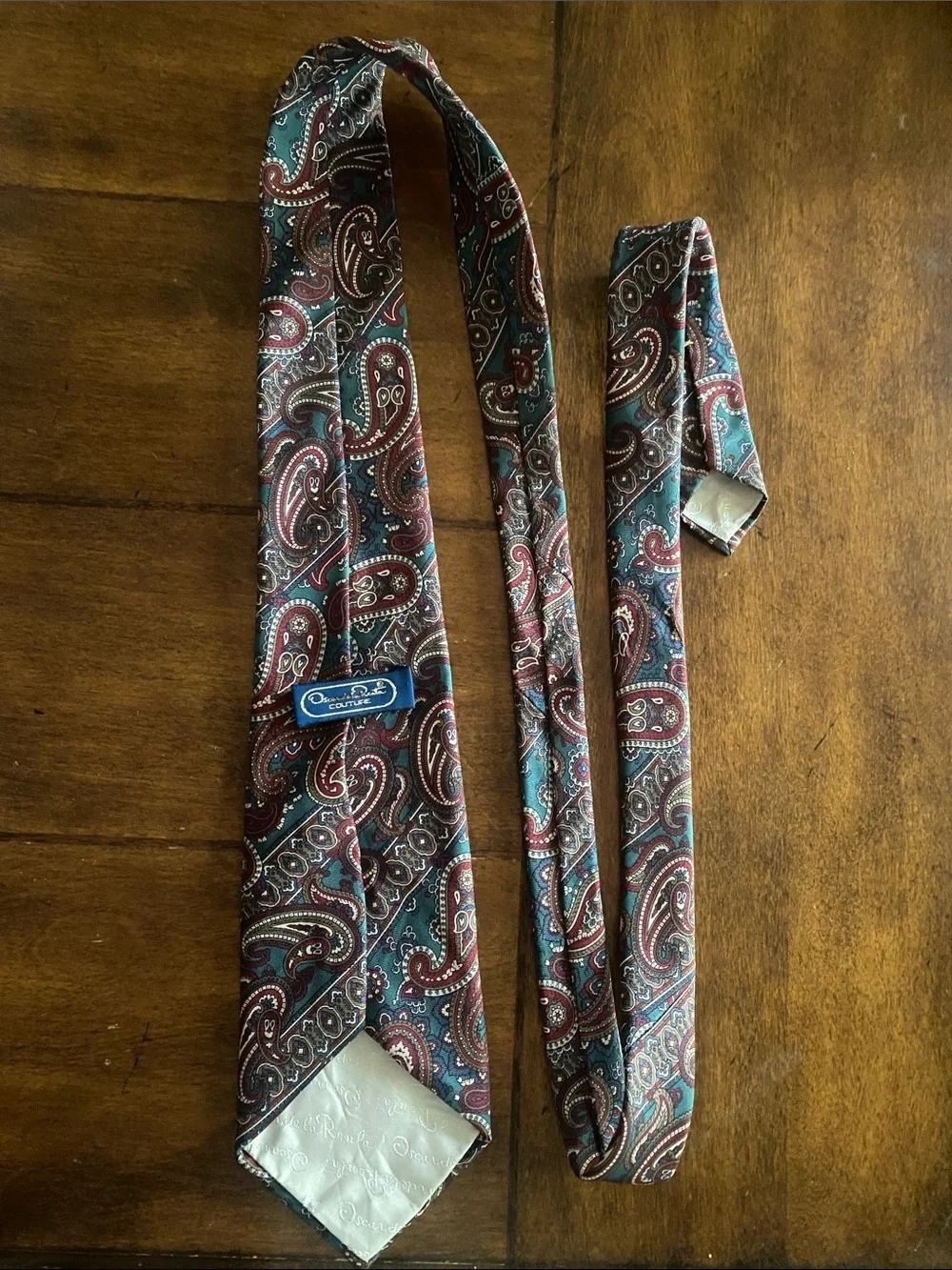 Oscar de la Renta couture 100% silk Classic Paisley burgundy/teal Men’s Tie